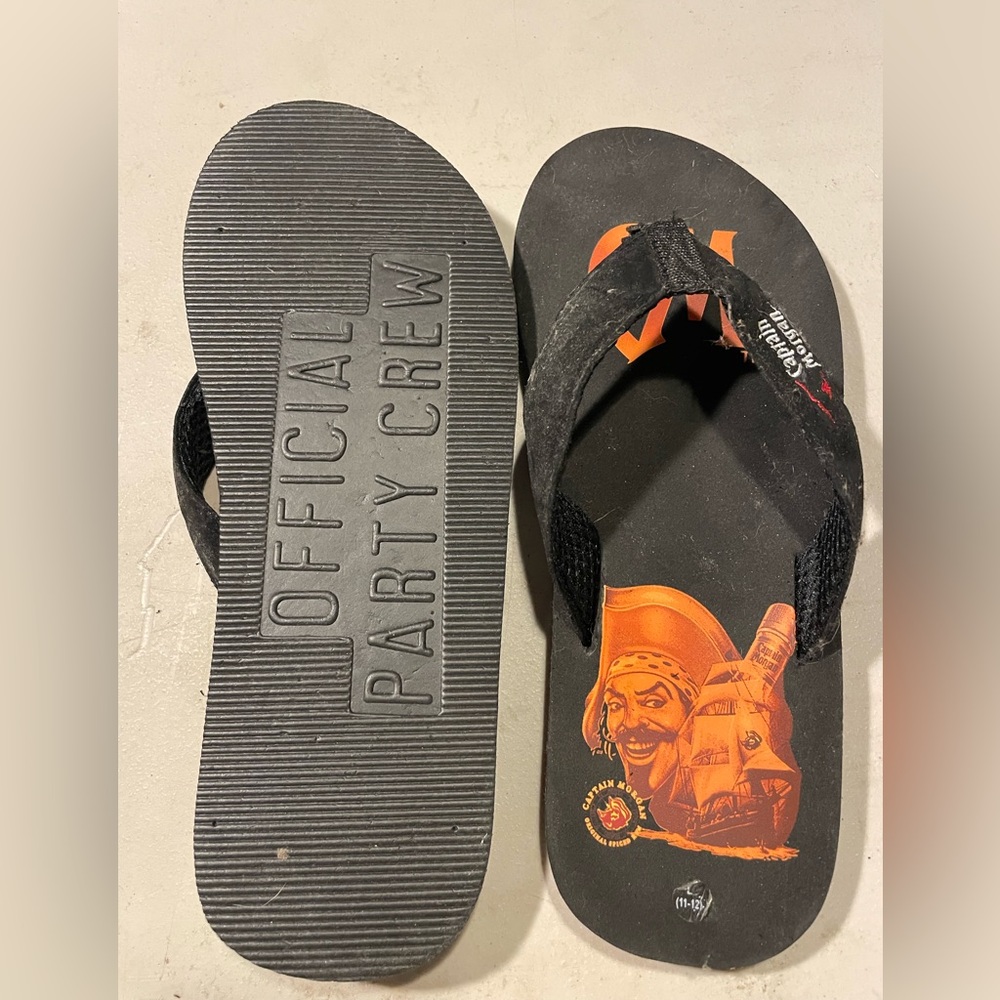 NWT Men’s Captain Morgan flip flops